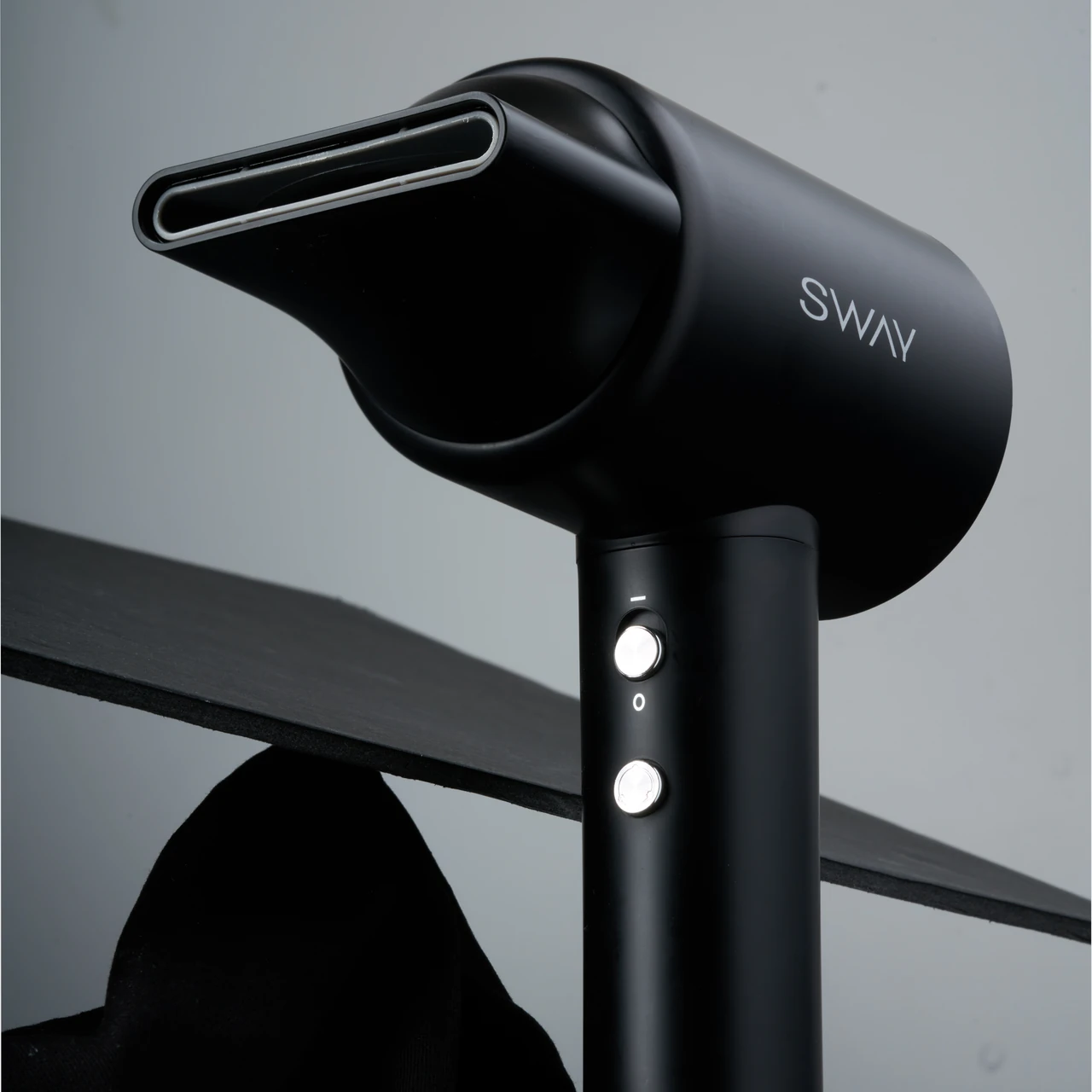 Sway hair dryer in the original, unretouched capture.